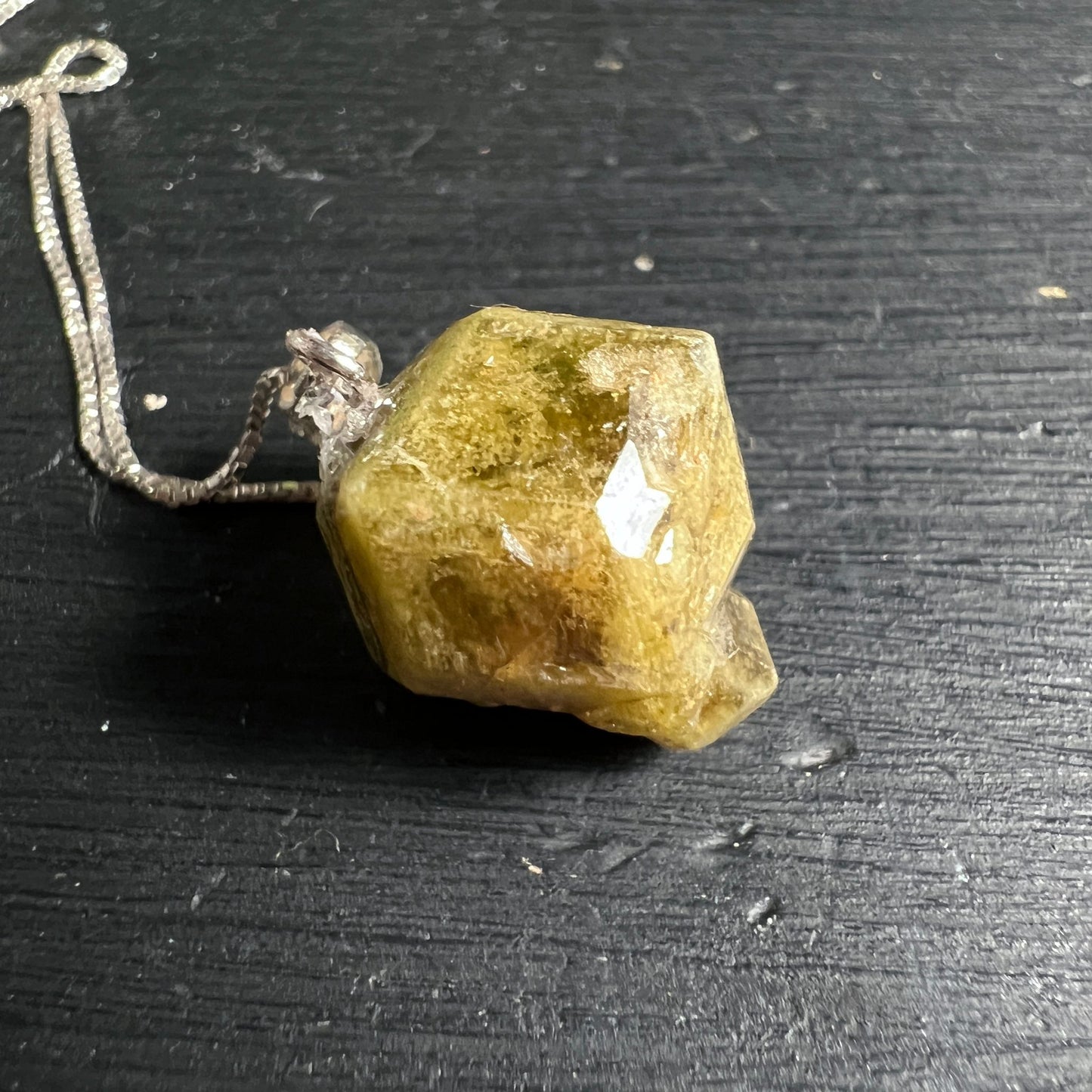 Grüner Grossular Granat | Mali Naturkristall | Liegend Unterseite mit natürlicher Form | Happy Minerals