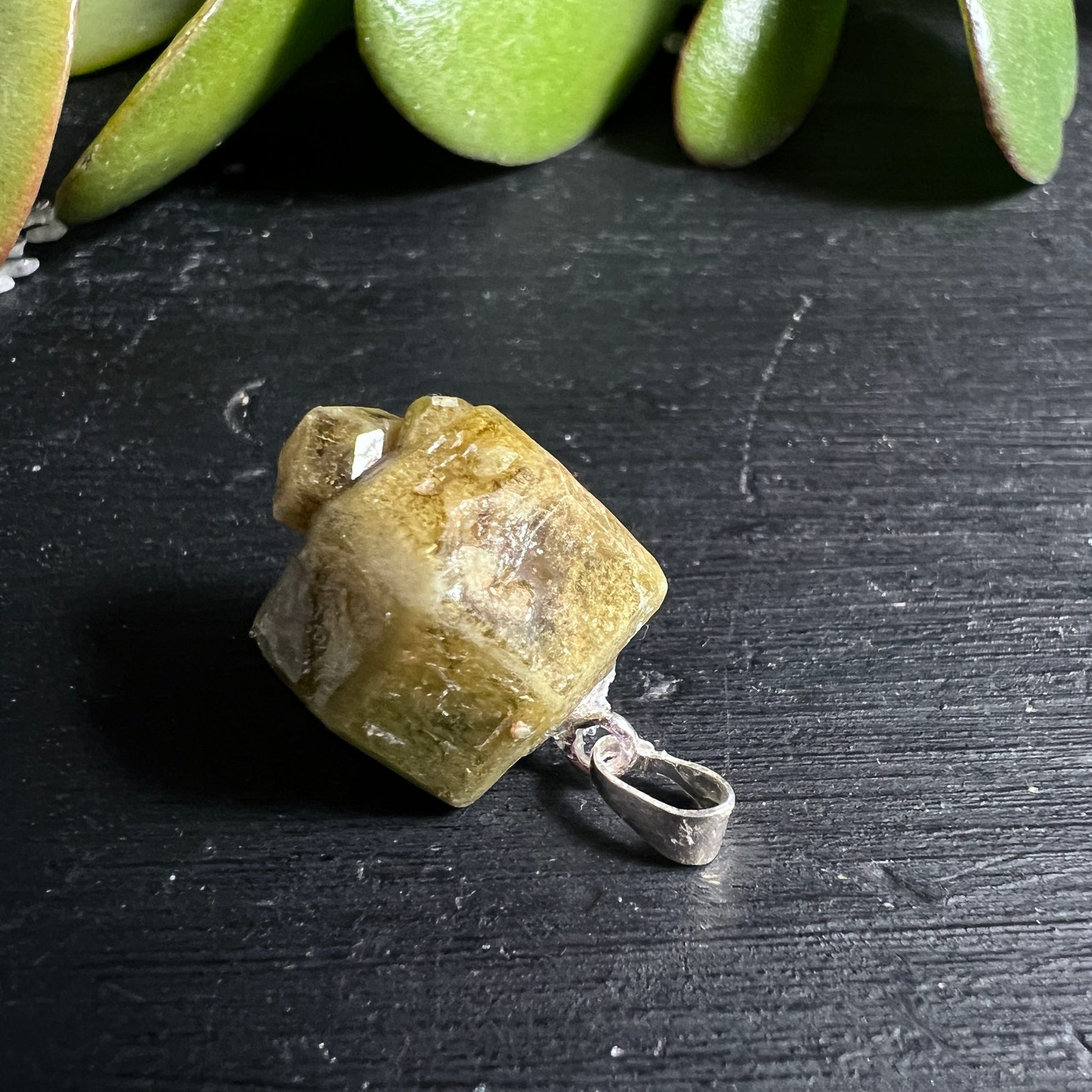 Grüner Grossular Granat | Mali Naturkristall | Roher Edelstein mit Silberfassung | Happy Minerals