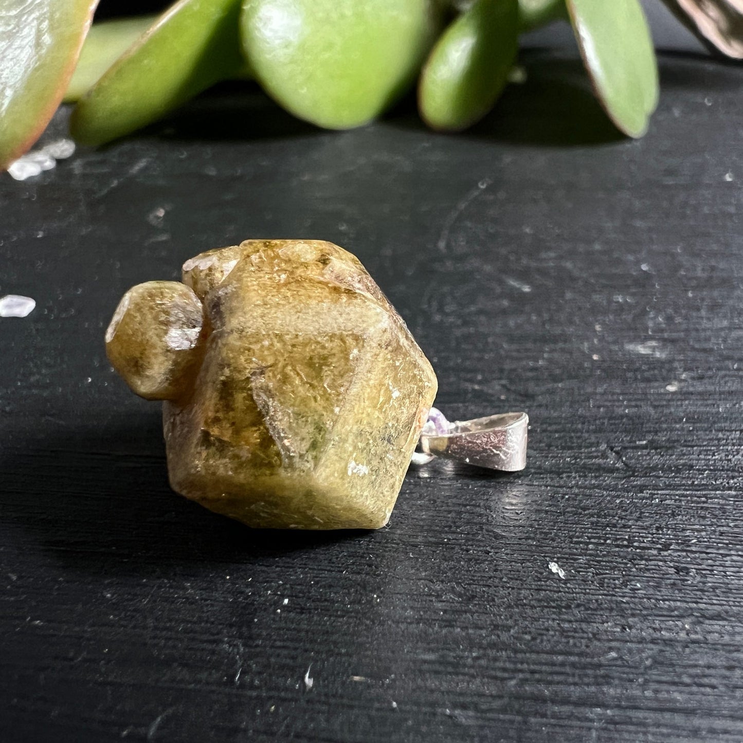 Grüner Grossular Granat | Mali Rohstein | Naturkristall mit silbernem Anhänger | Happy Minerals