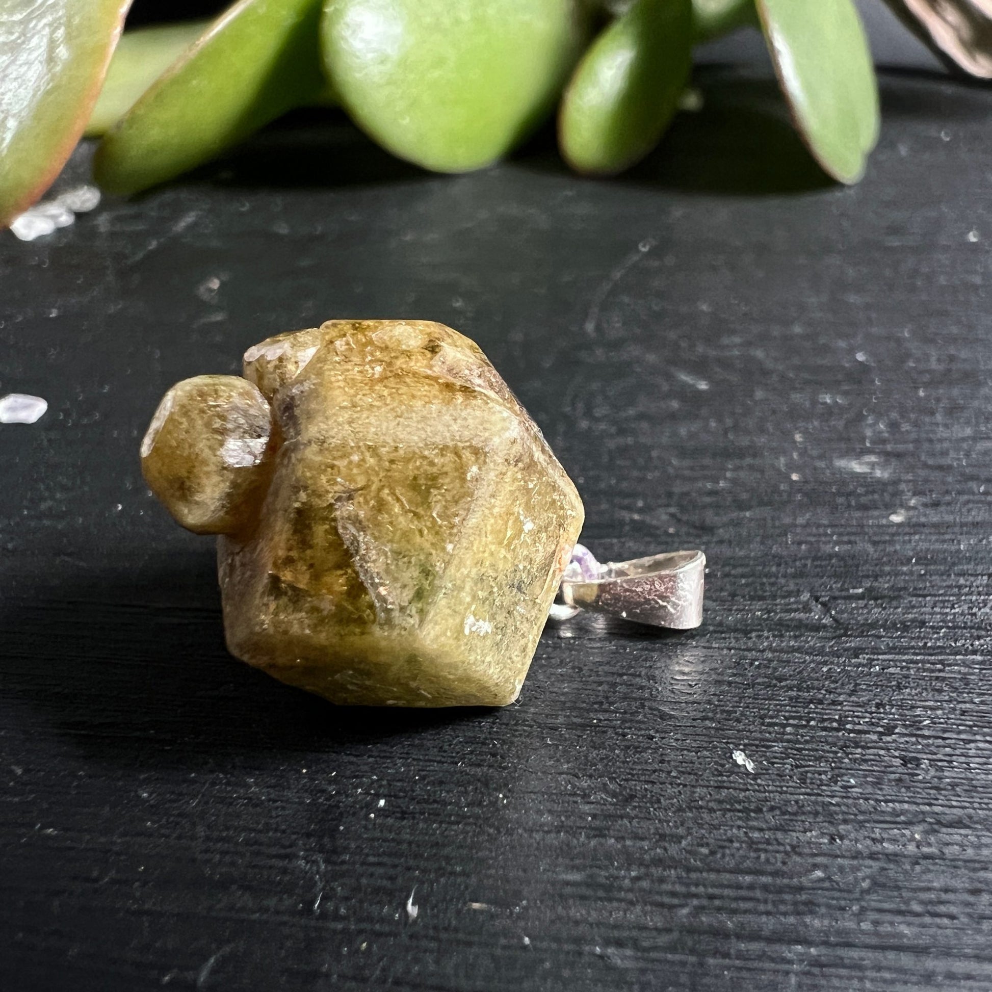 Grüner Grossular Granat | Mali Rohstein | Naturkristall mit silbernem Anhänger | Happy Minerals