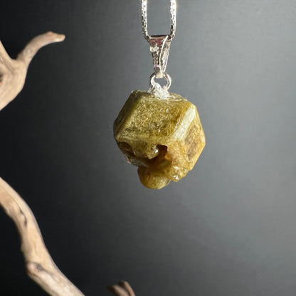 Grüner Grossular Granat | Mali Naturkristall | Rückansicht mit transparenten Bereichen | Happy Minerals