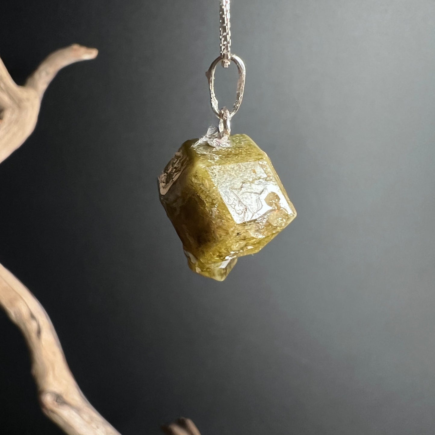 Grüner Grossular Granat | Mali Rohstein | Seitliche Ansicht mit natürlichen Kanten | Happy Minerals