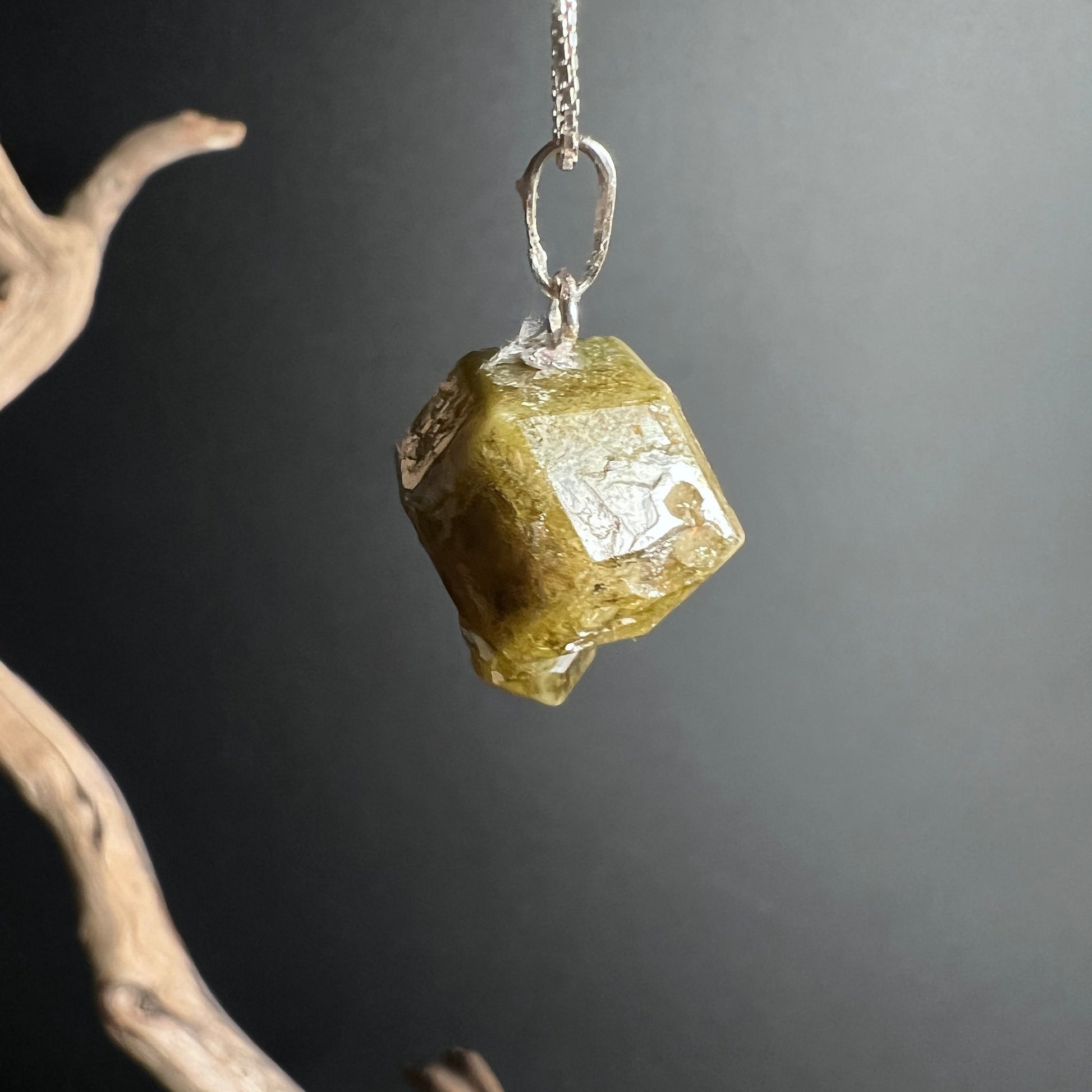 Grüner Grossular Granat | Mali Rohstein | Seitliche Ansicht mit natürlichen Kanten | Happy Minerals
