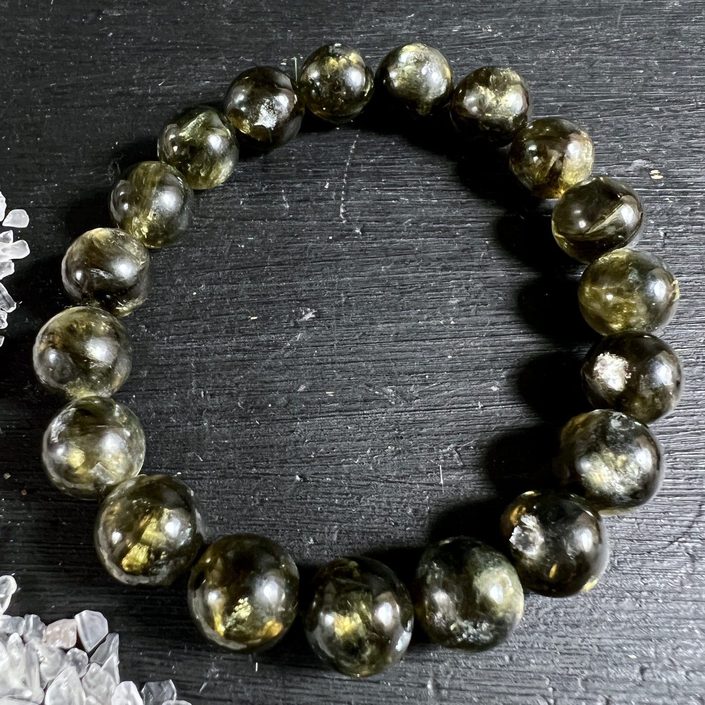 Grüner Lepidolith Armband Mali | dunkelgrün-goldene Kugeln | Nahaufnahme rund | schimmernd | Happy Minerals