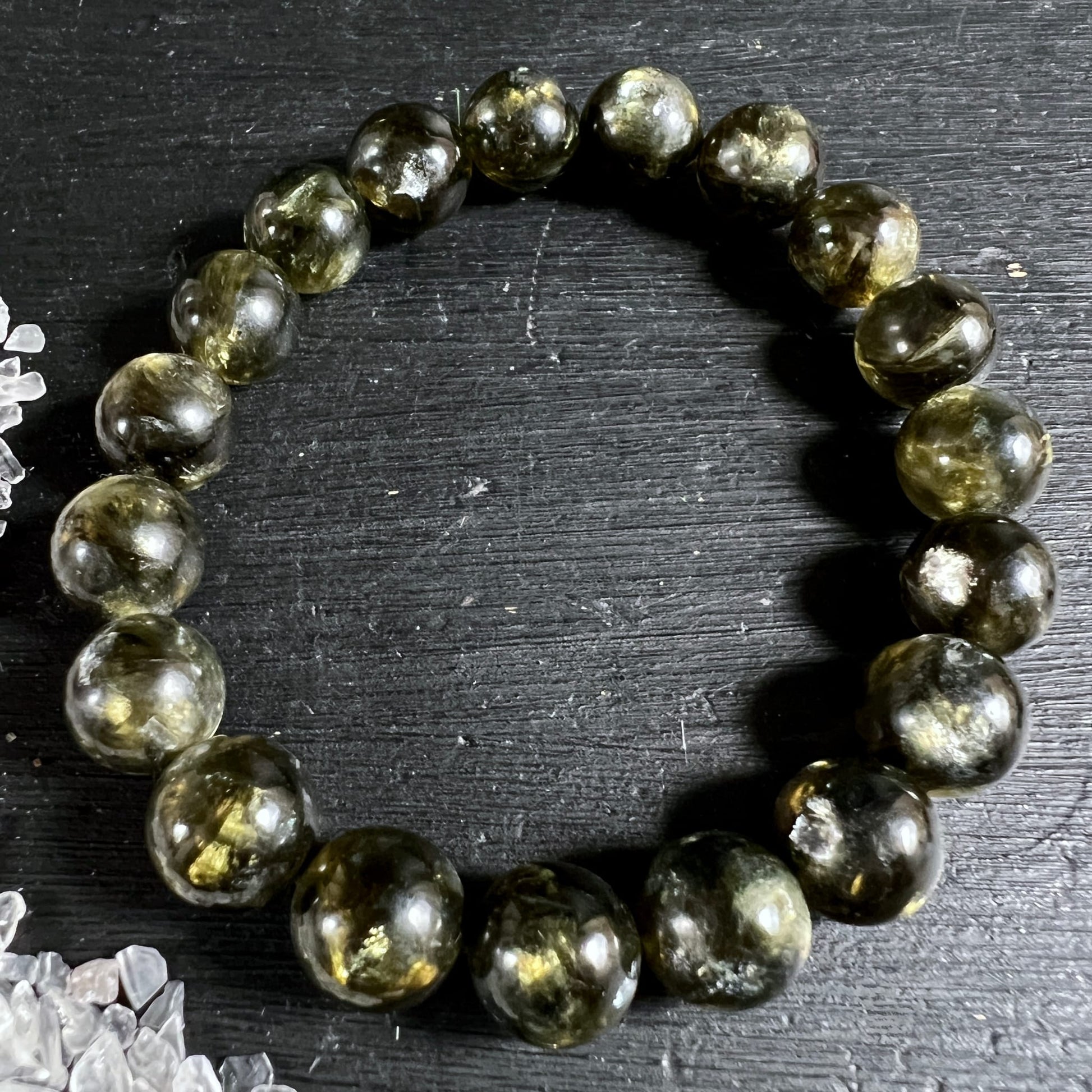 Grüner Lepidolith Armband Mali | dunkelgrün-goldene Kugeln | Nahaufnahme rund | schimmernd | Happy Minerals