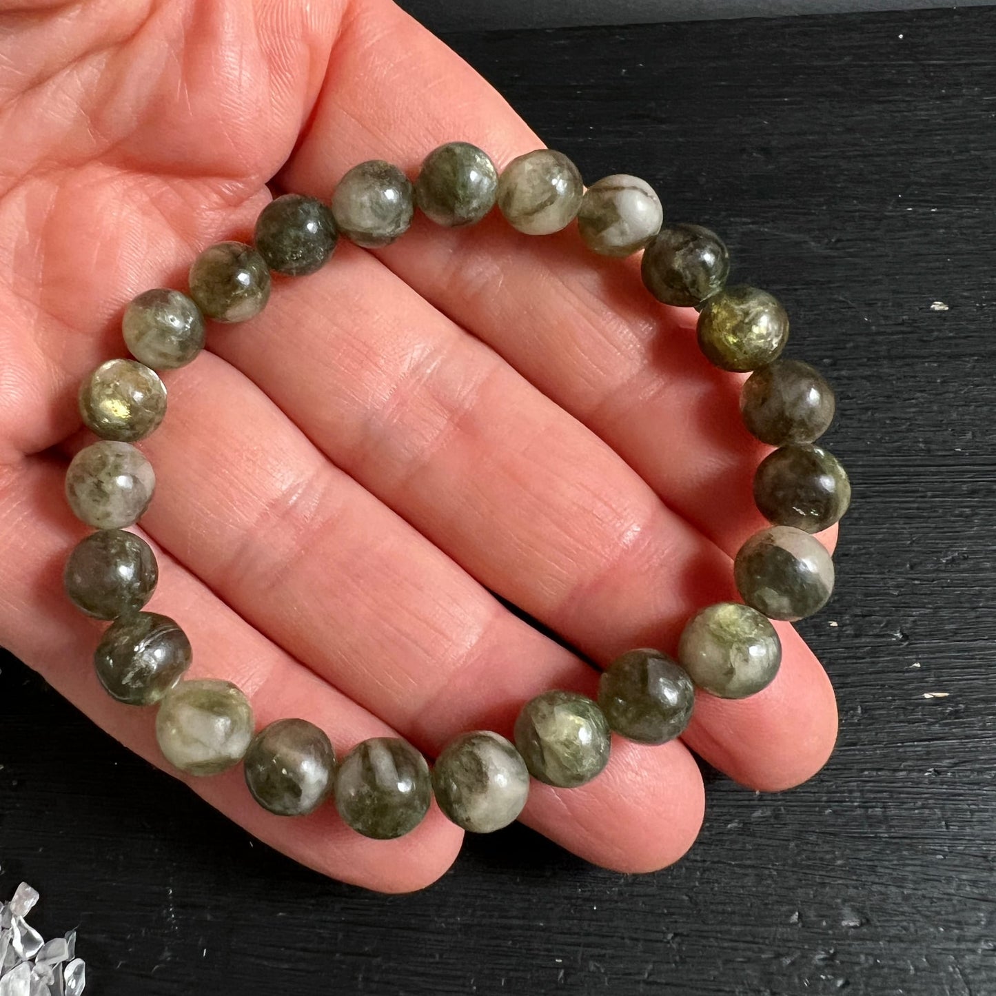 Grüner Lepidolith Armband Mali | auf Handfläche | gemischte Grüntöne | transparente Kugeln | Happy Minerals
