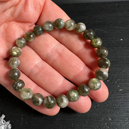 Grüner Lepidolith Armband Mali | auf Handfläche | gemischte Grüntöne | transparente Kugeln | Happy Minerals