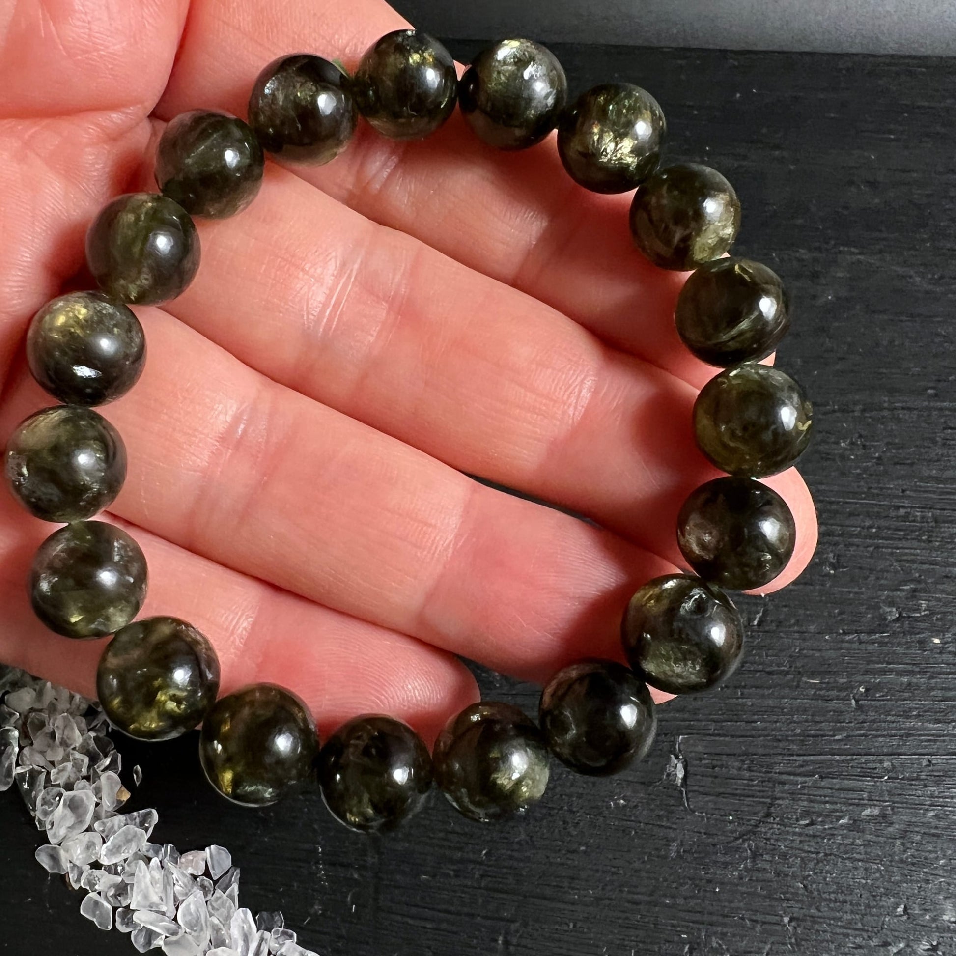 Grüner Lepidolith Armband Mali | auf Handfläche | tiefes Waldgrün | glänzende Kugeln | Happy Minerals