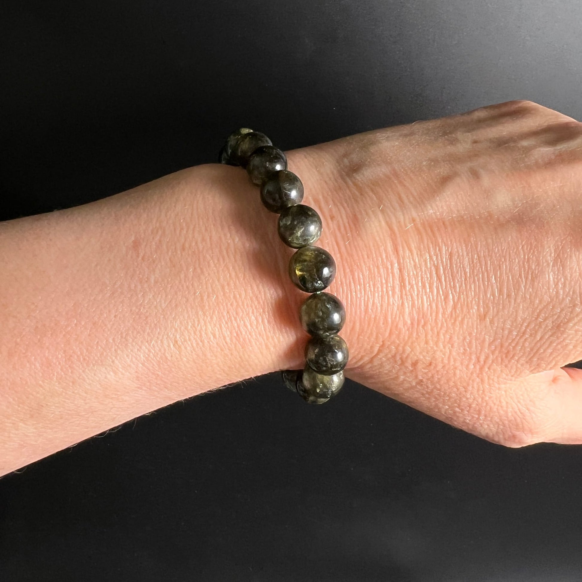 Grüner Lepidolith Armband Mali | am Handgelenk getragen | dunkle Kugeln | eleganter Sitz | Happy Minerals