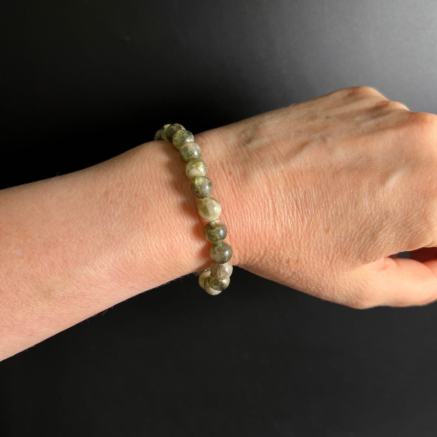 Grüner Lepidolith Armband Mali | helles Mintgrün am Handgelenk | zarte Farbnuancen | natürlich | Happy Minerals