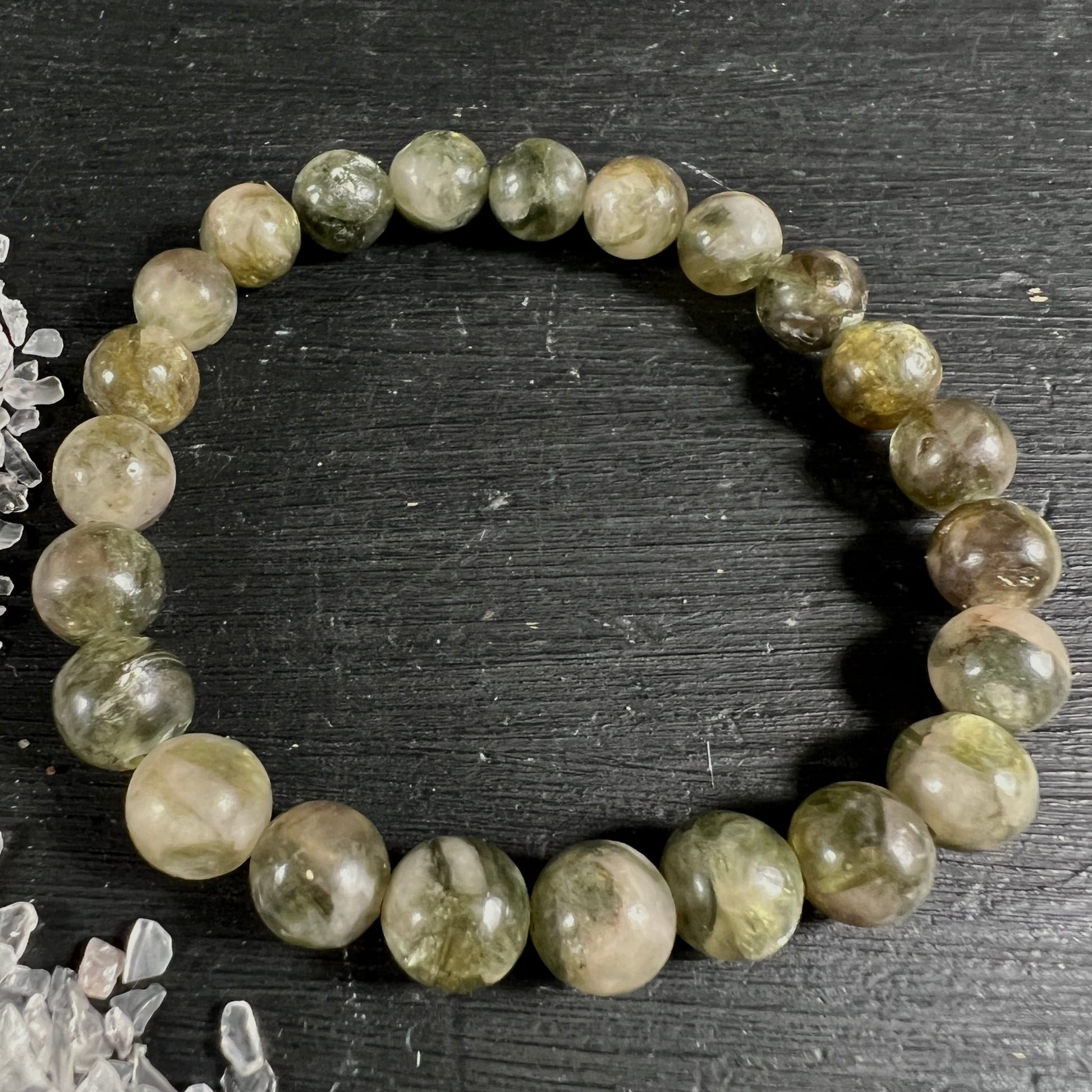 Grüner Lepidolith Armband Mali | helle cremig-grüne Kugeln | runde Form | Kristallsplitter | Happy Minerals