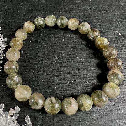 Grüner Lepidolith Armband Mali | helle cremig-grüne Kugeln | runde Form | Kristallsplitter | Happy Minerals
