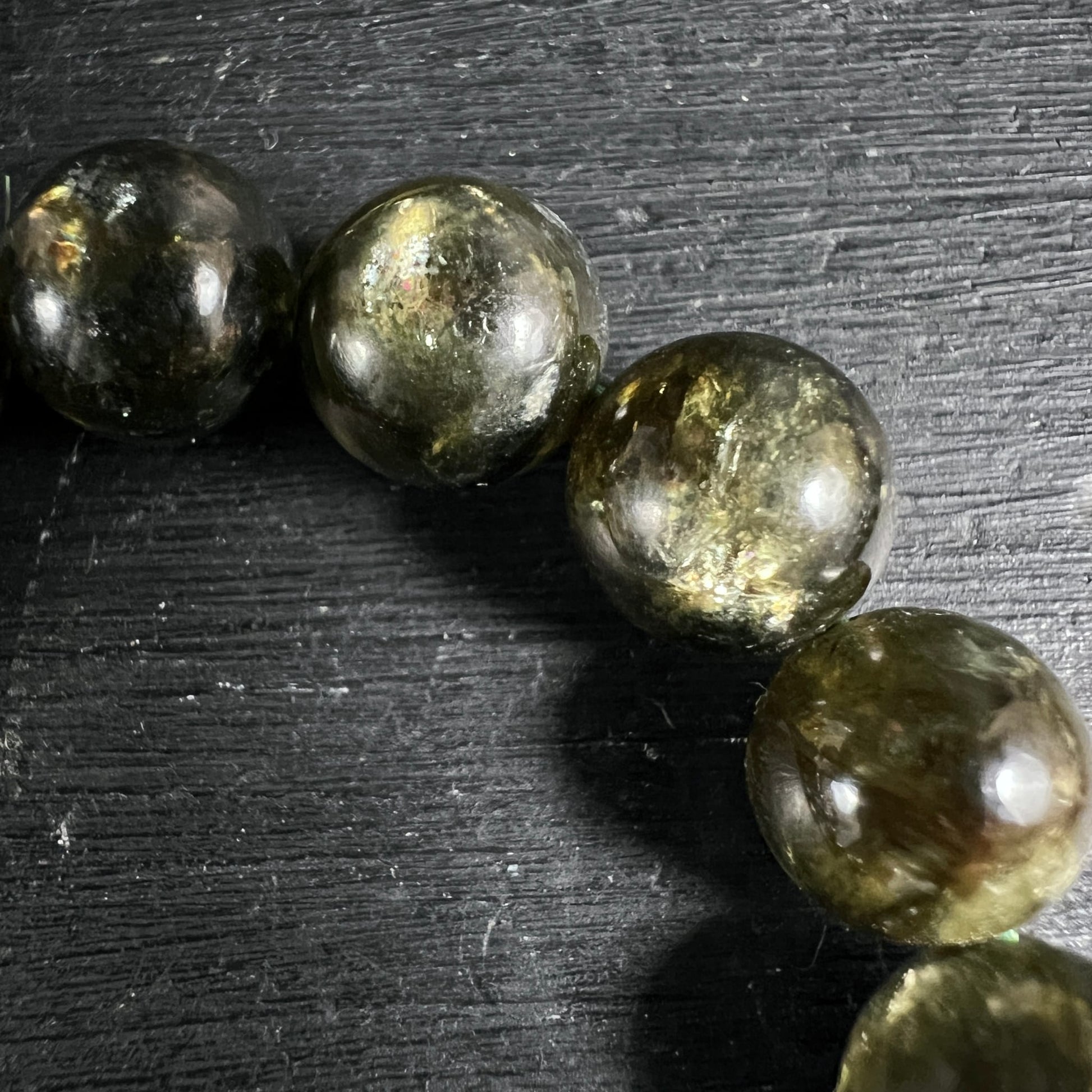 Grüner Lepidolith Armband Mali | Makro goldgrüne Kugeln | mineralische Einschlüsse | seidig glänzend | Happy Minerals