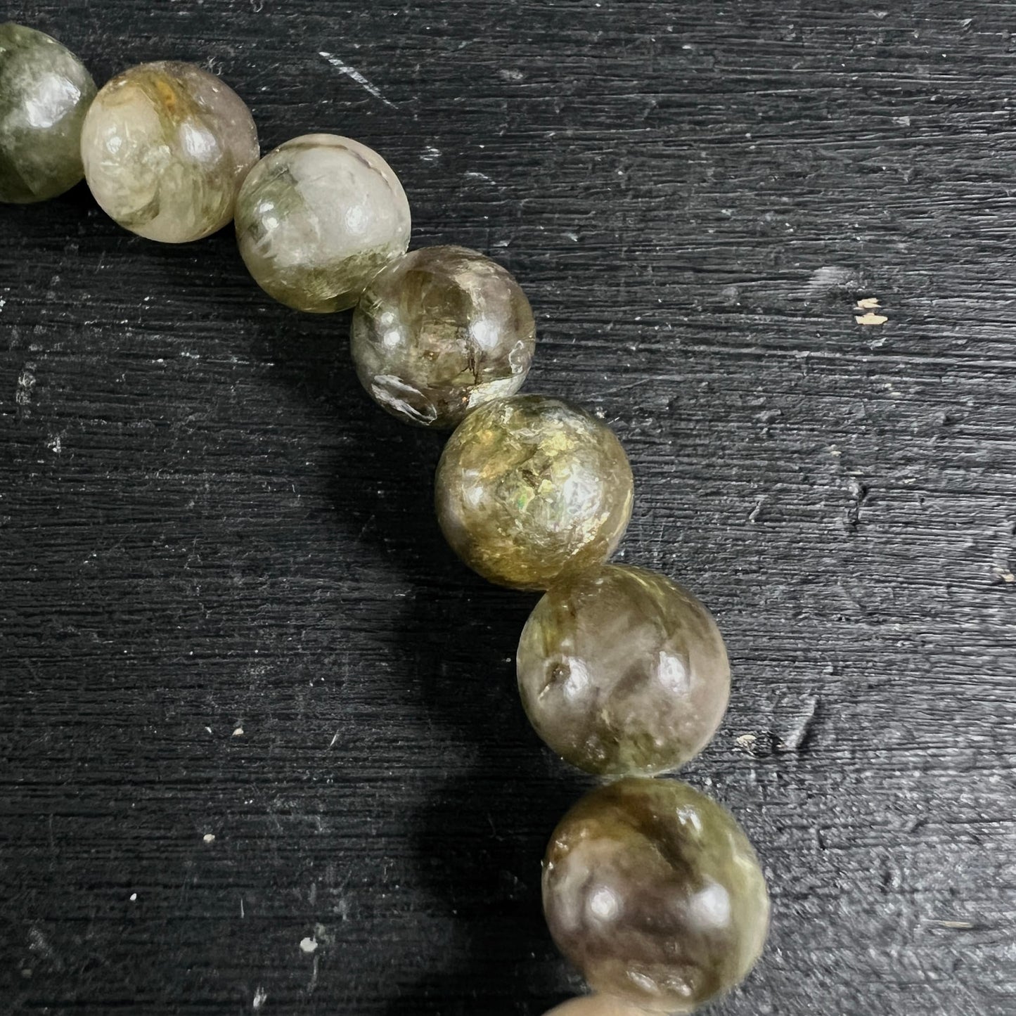 Grüner Lepidolith Armband Mali | Makro hellgrüne Kugeln | schimmernde Einschlüsse | natürliche Maserung | Happy Minerals