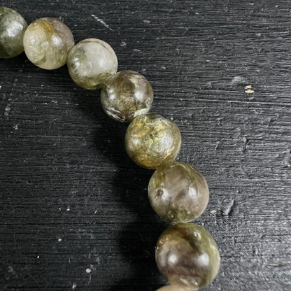 Grüner Lepidolith Armband Mali | Makro hellgrüne Kugeln | schimmernde Einschlüsse | natürliche Maserung | Happy Minerals