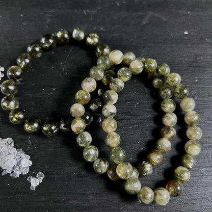 Drei Grüner Lepidolith Armbänder Mali | moosige Grüntöne | Kugelform | Kristallsplitter | Happy Minerals