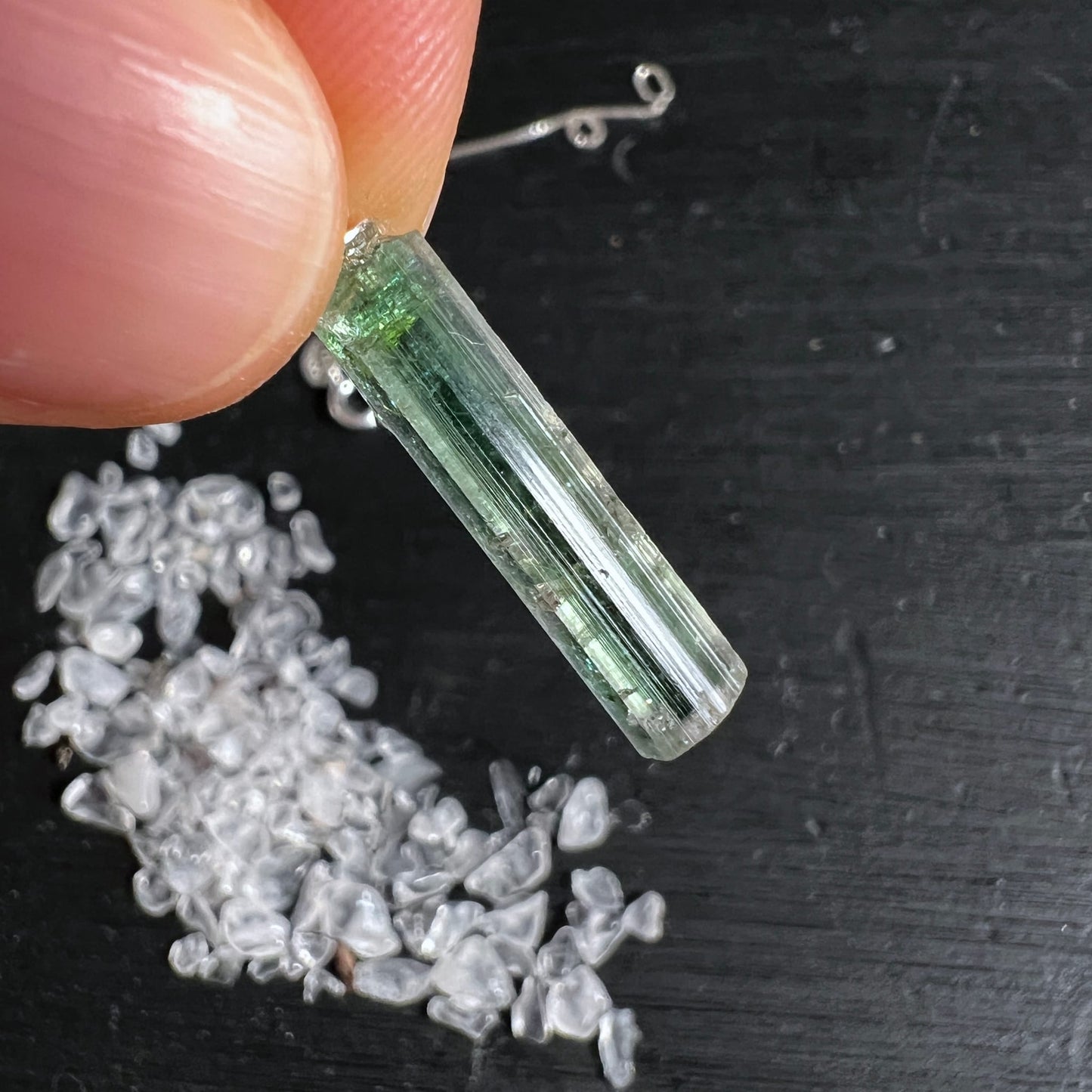 Roher | Turmalin | Kristall | Brasilien | grün | bläulich | Fingerhalten | Happy Minerals