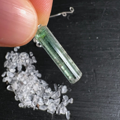 Roher | Turmalin | Kristall | Brasilien | grün | bläulich | Fingerhalten | Happy Minerals