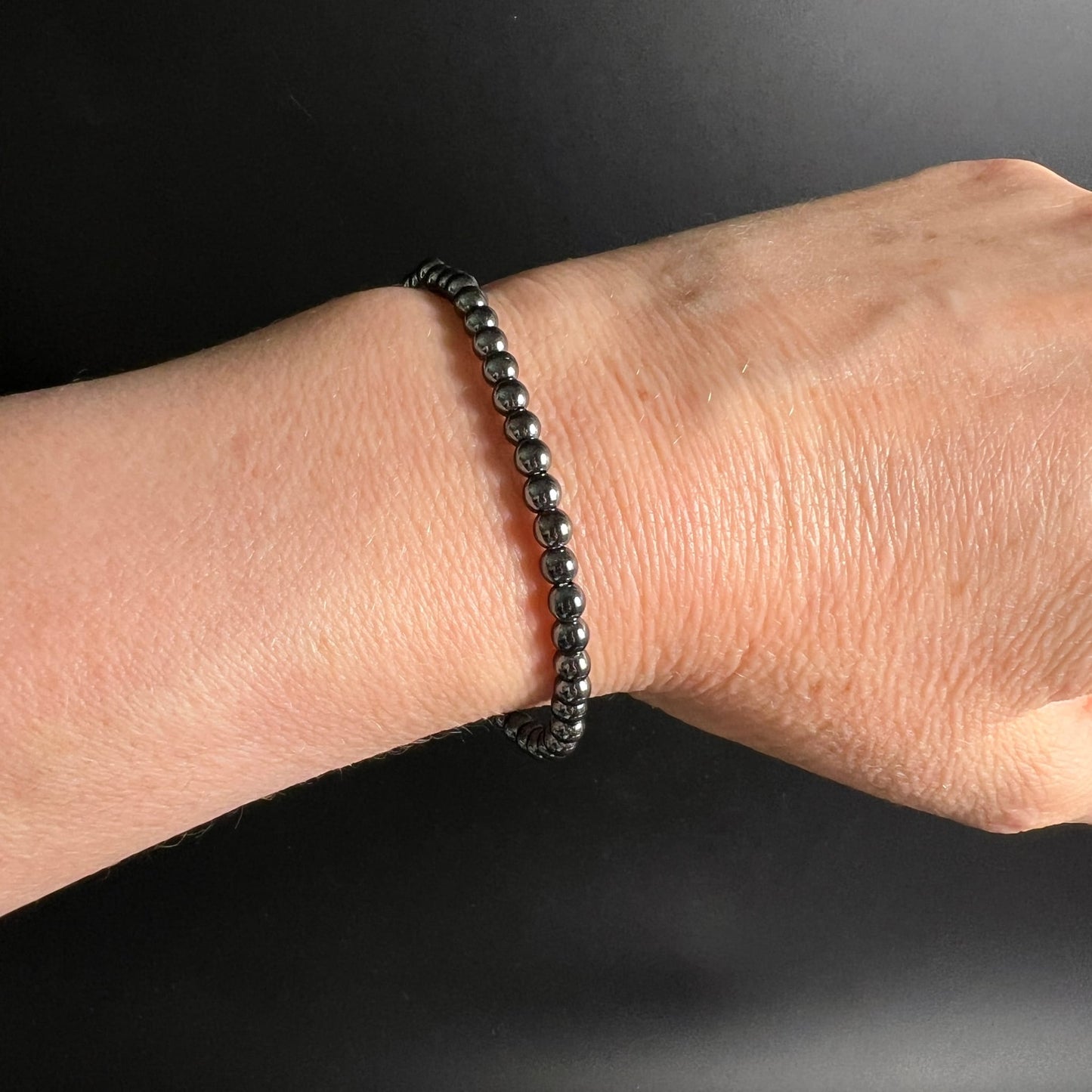 Hämatit Armband Brasilien | 4mm Kugeln am Handgelenk | tiefes Anthrazit | zarter Tragekomfort | Happy Minerals
