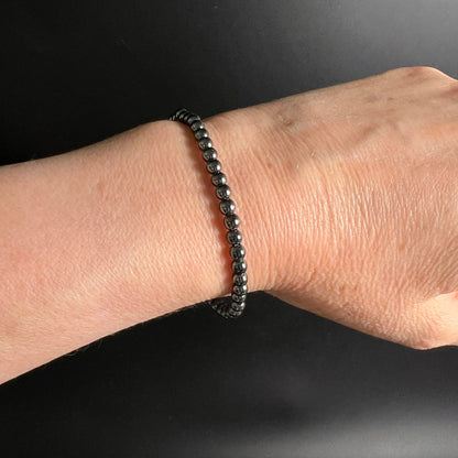 Hämatit Armband Brasilien | 4mm Kugeln am Handgelenk | tiefes Anthrazit | zarter Tragekomfort | Happy Minerals