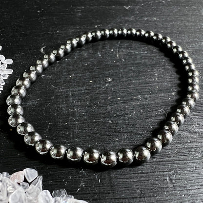 Hämatit Armband Brasilien | silbrig schimmernde Kugeln | kreisförmig drapiert | edles Unikat | Happy Minerals