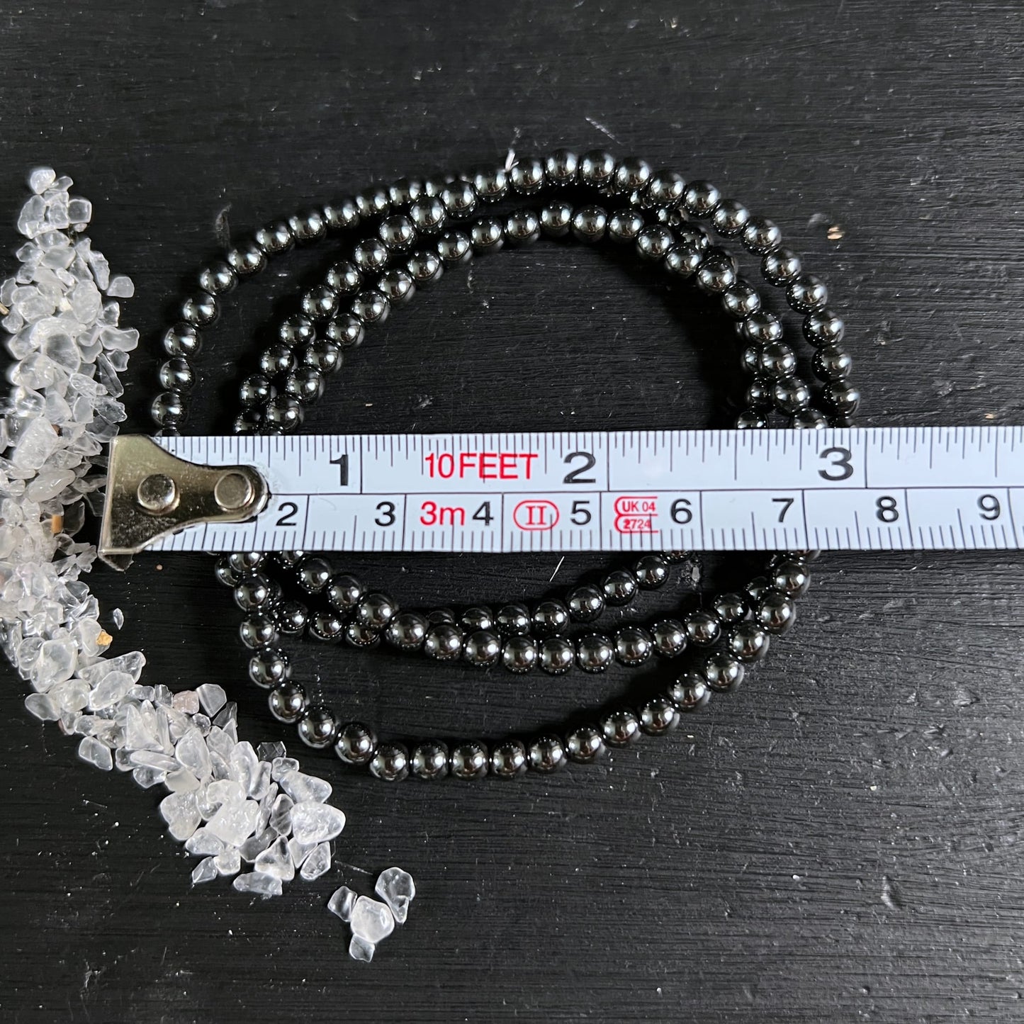 Hämatit Armband Brasilien | metallisch glänzend | aufgerollt mit Massband | 4mm Kugeln | Happy Minerals