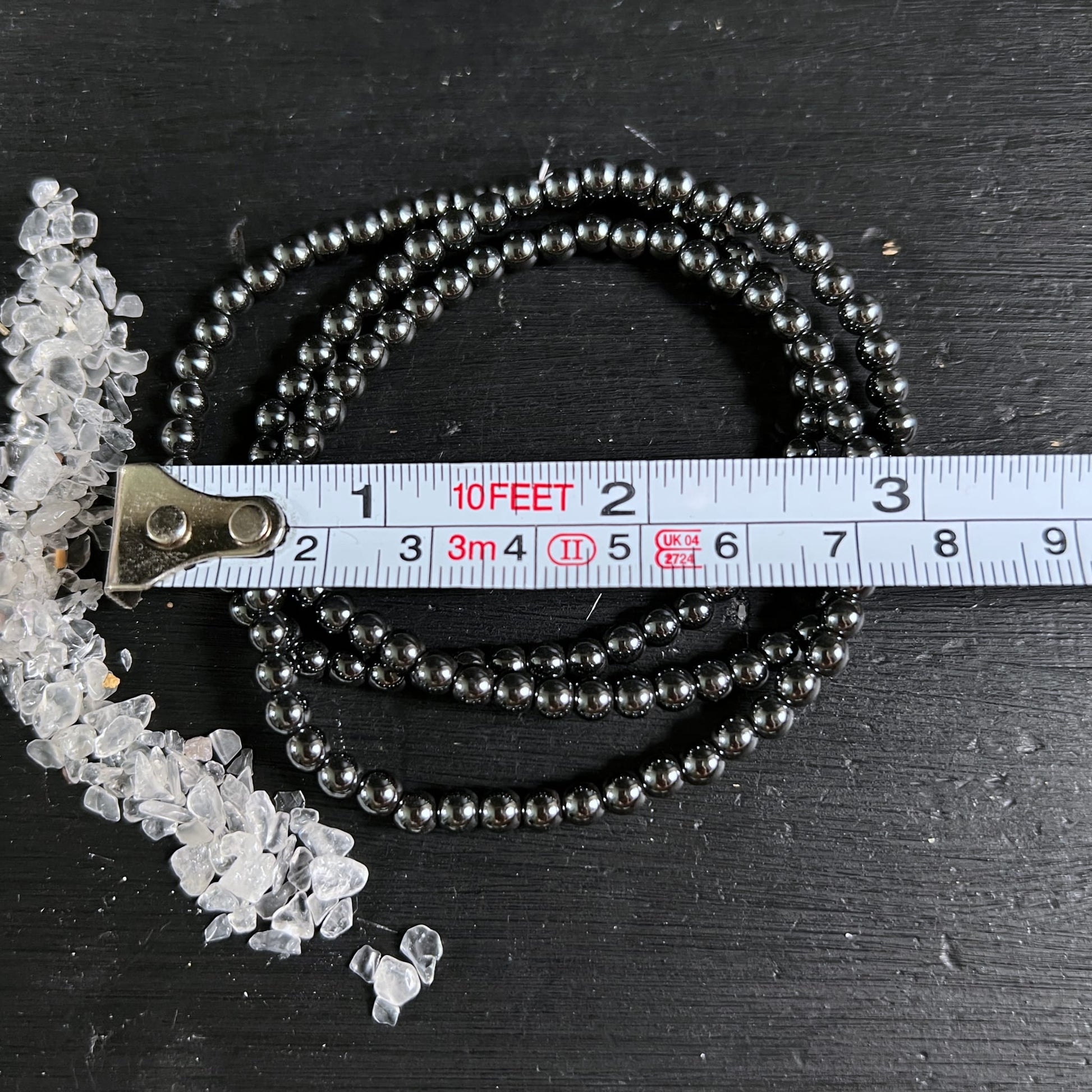 Hämatit Armband Brasilien | metallisch glänzend | aufgerollt mit Massband | 4mm Kugeln | Happy Minerals