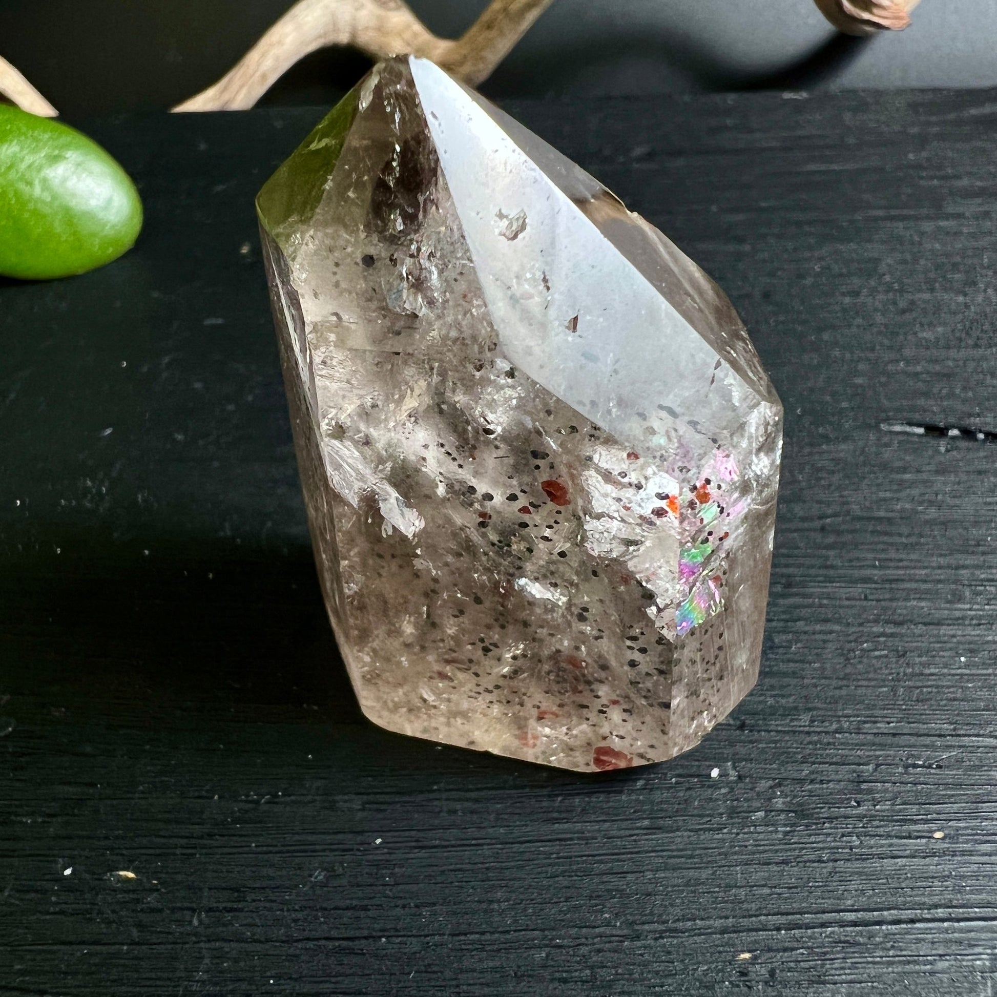 Haematitquarz Detail | aufstehender Kristall | natuerliche Eleganz | erdige Toene | Madagaskar Schaetze | Happy Minerals