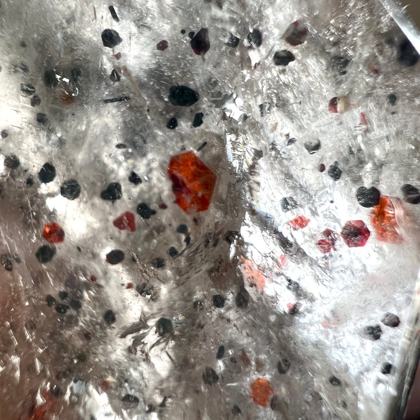 Haematitquarz | dunkle Geheimnisse | rote Akzente | grüne Nuancen | exklusive Seltenheit | Kristall Juwel | Happy Minerals