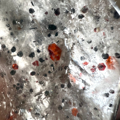 Haematitquarz | dunkle Geheimnisse | rote Akzente | grüne Nuancen | exklusive Seltenheit | Kristall Juwel | Happy Minerals