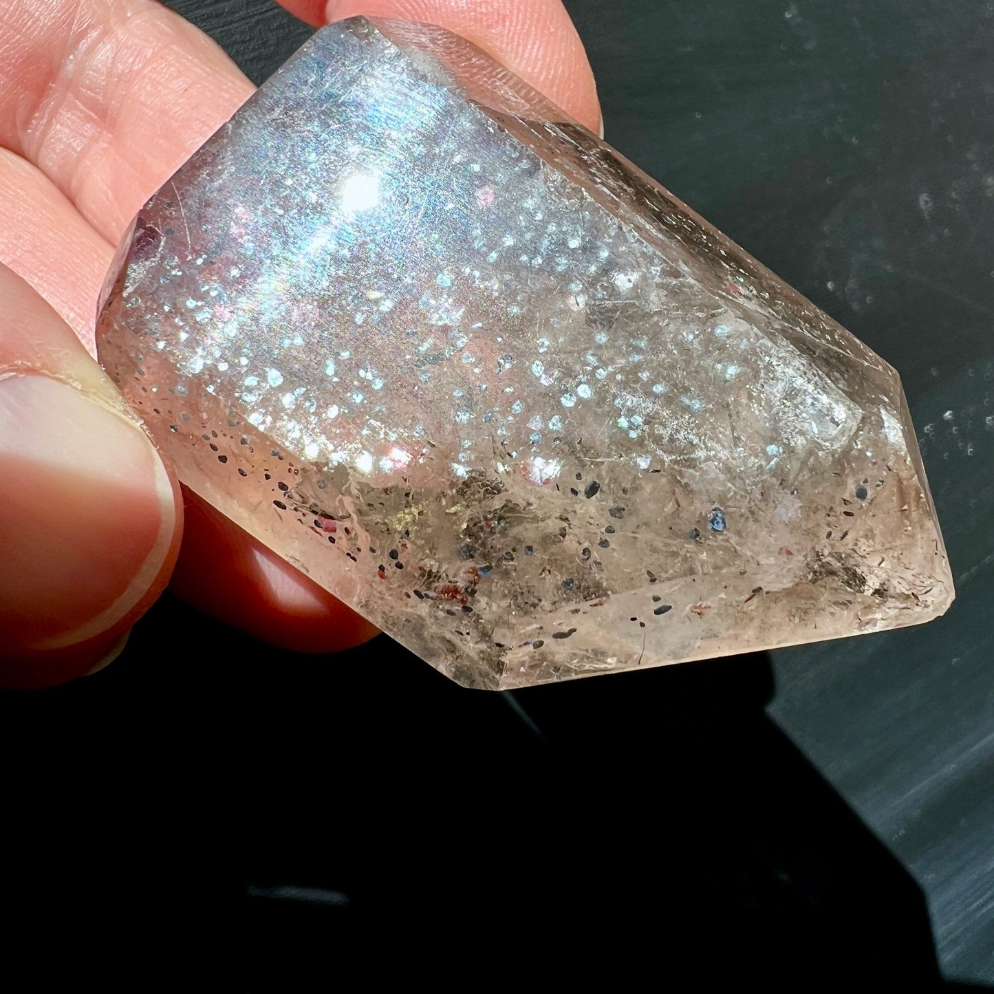 Haematitquarz Kristall | schimmernde Oberflaeche | regenbogenfarbene Reflexe | Madagaskar Edelstein | Happy Minerals