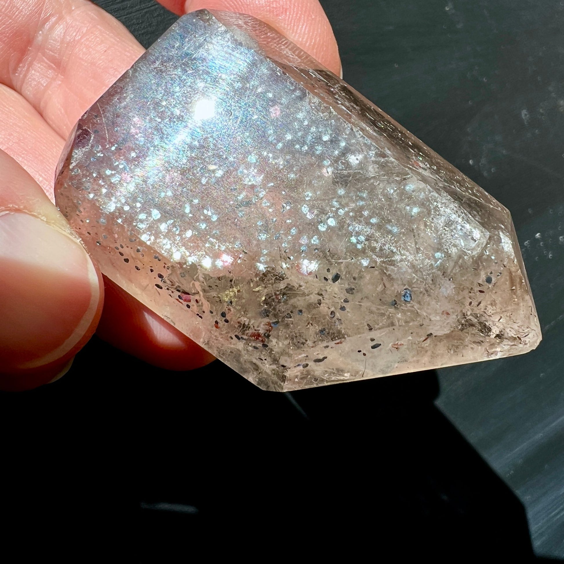 Haematitquarz Kristall | schimmernde Oberflaeche | regenbogenfarbene Reflexe | Madagaskar Edelstein | Happy Minerals