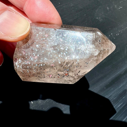 Haematitquarz | polierte Spitze | Madagaskar | zarte Rauchtoene | bunte Einschluesse | Happy Minerals