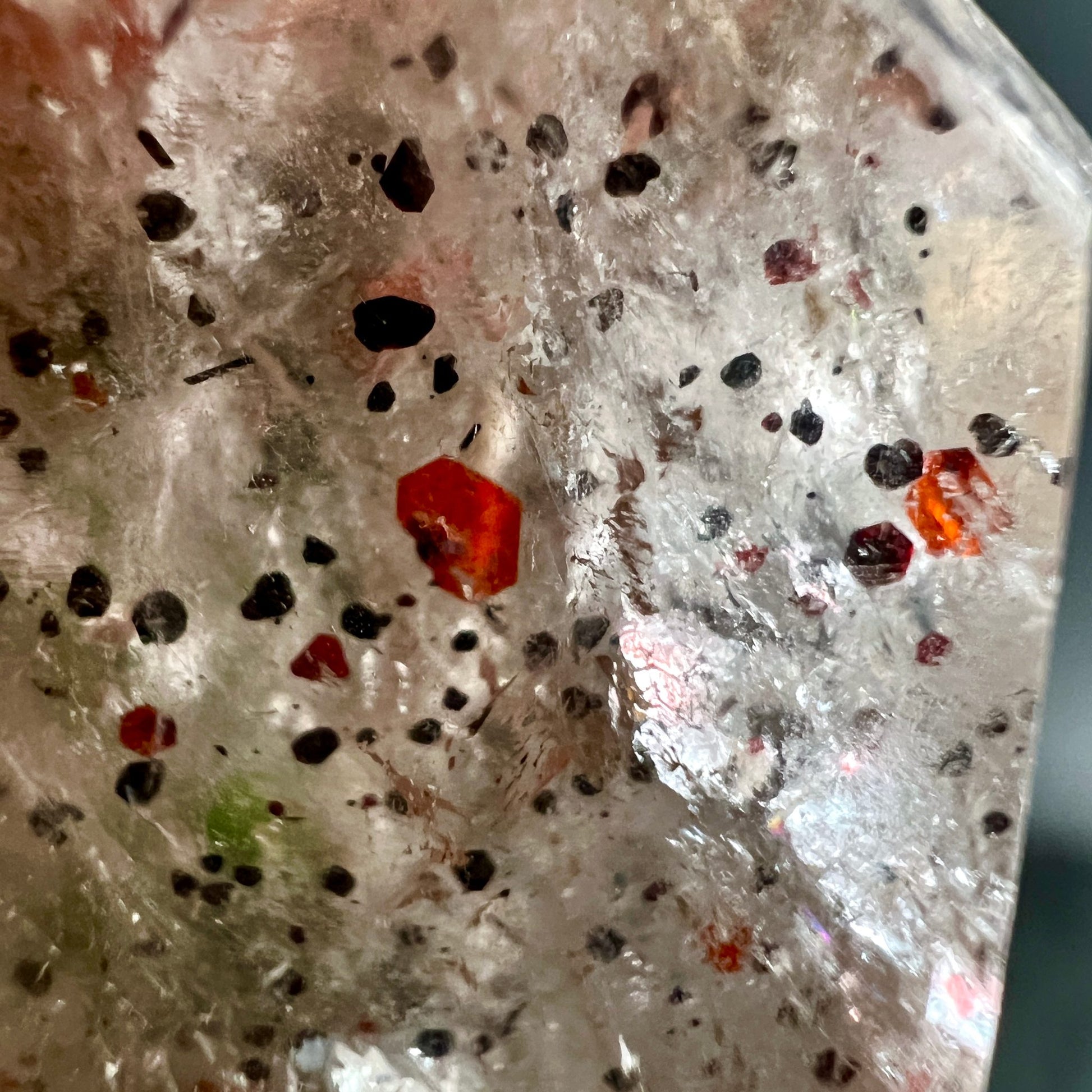 Haematitquarz Seitenansicht | kraftvolle Praesenz | natuerliche Authentizitaet | Madagaskar Ursprung | Mineral Schaetze | Happy Minerals