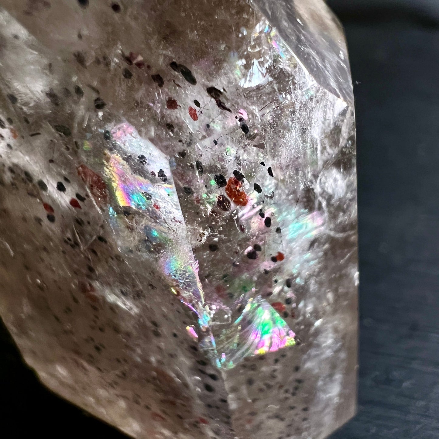 Haematitquarz Spitze | magische Lichtbrechung | prismatische Effekte | bunte Mineral Einschluesse | Happy Minerals