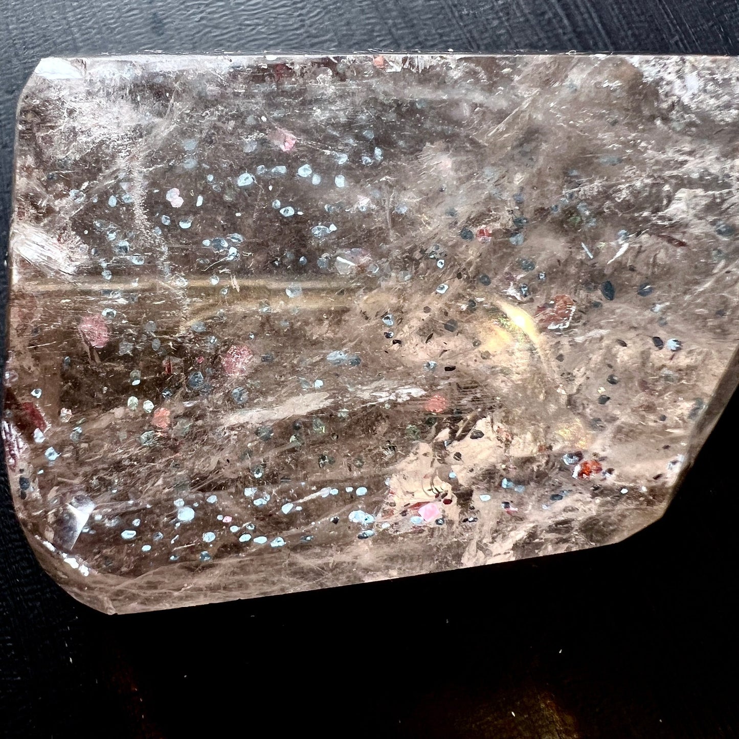 Haematitquarz | transparente Struktur | schwarze rote Einschluesse | natuerliche Schoenheit | Madagaskar | Happy Minerals