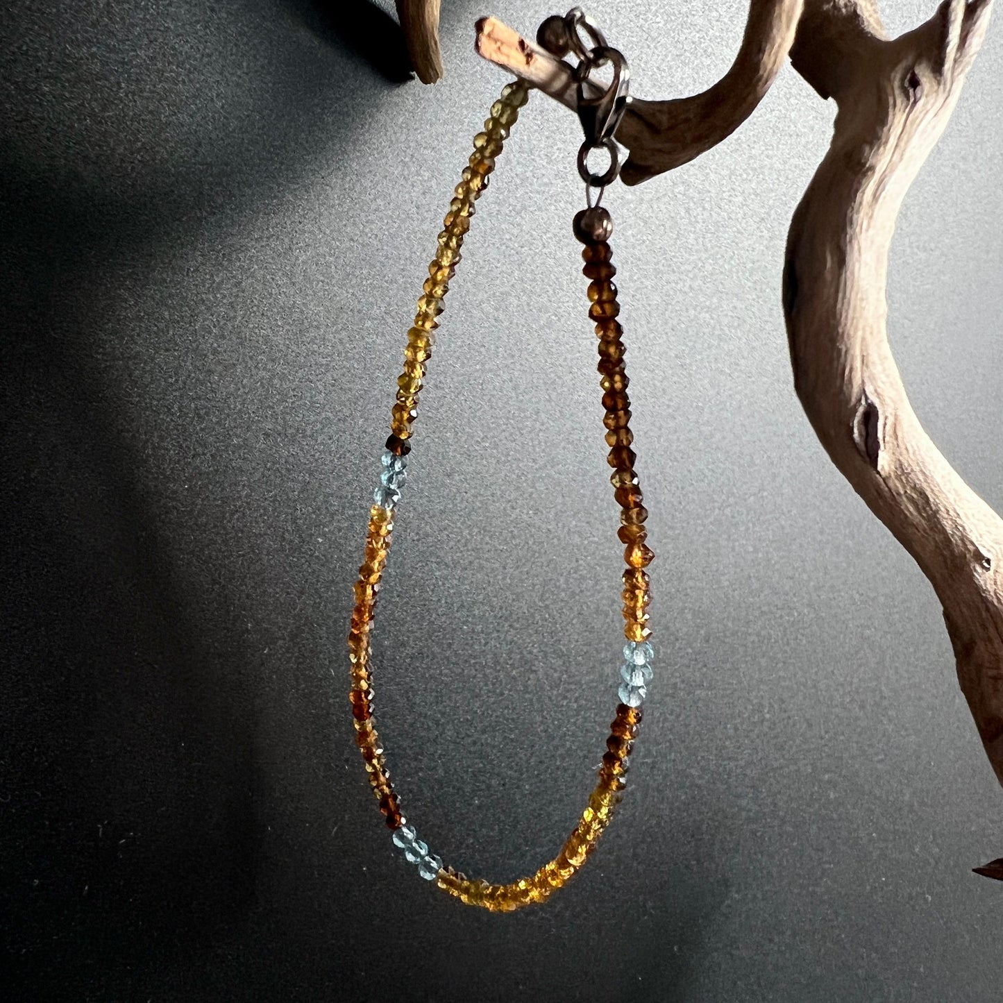 Hängendes Armband | orange Granat | blaue Apatit Steine | natürliches Licht | Treibholz | Happy Minerals