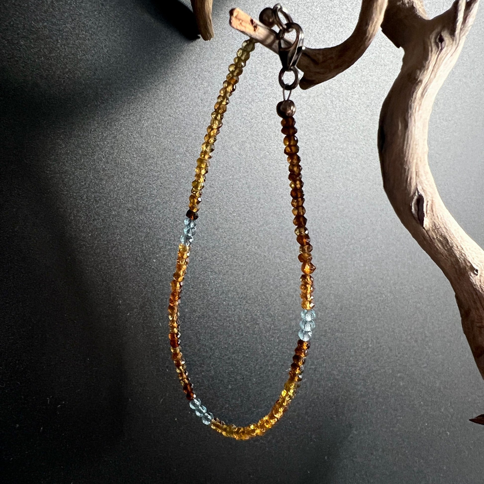 Hängendes Armband | orange Granat | blaue Apatit Steine | natürliches Licht | Treibholz | Happy Minerals