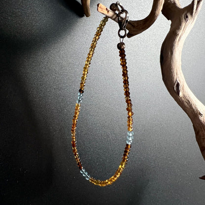 Hängendes Armband | orange Granat | blaue Apatit Steine | natürliches Licht | Treibholz | Happy Minerals