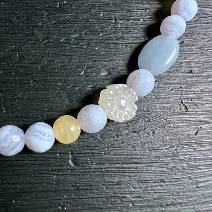 Detailansicht | Pastell-Perlen | Blumenschliff | Chalcedon | Aquamarin | Nahaufnahme | Happy Minerals