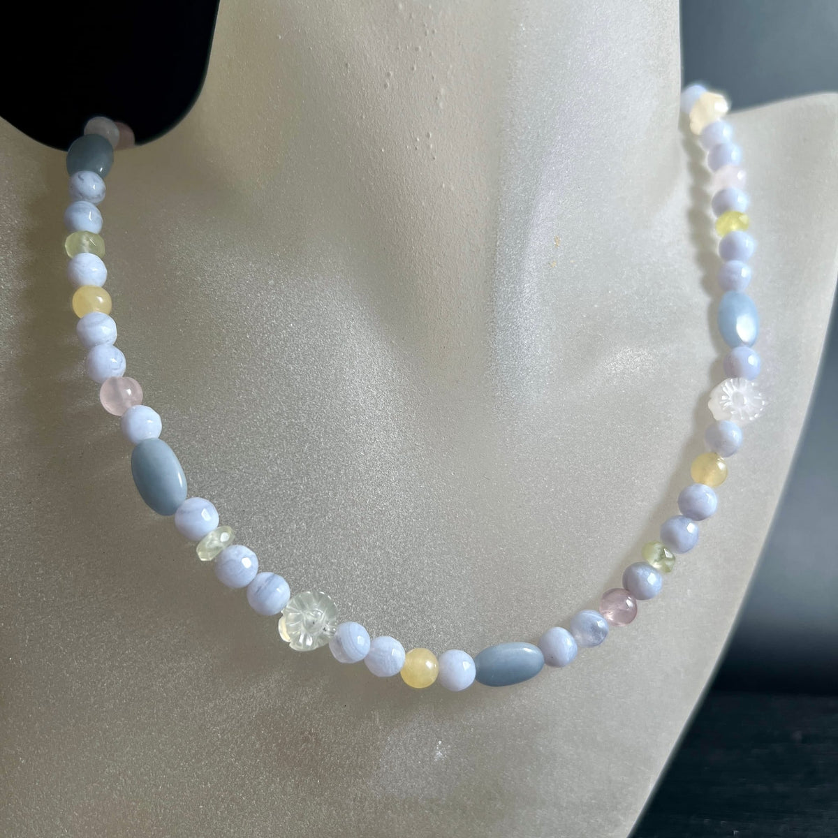 Pastellkette | am Dekolleté getragen | Chalcedon | Aquamarin | Peridot | Rosenquarz | Happy Minerals