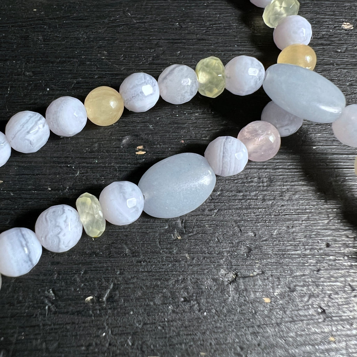 Nahaufnahme | Perlenmix | Chalcedon | Rosenquarz | Peridot | zarte Pastelltöne | Happy Minerals