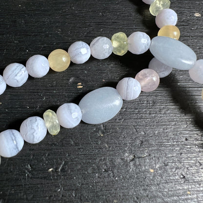 Nahaufnahme | Perlenmix | Chalcedon | Rosenquarz | Peridot | zarte Pastelltöne | Happy Minerals