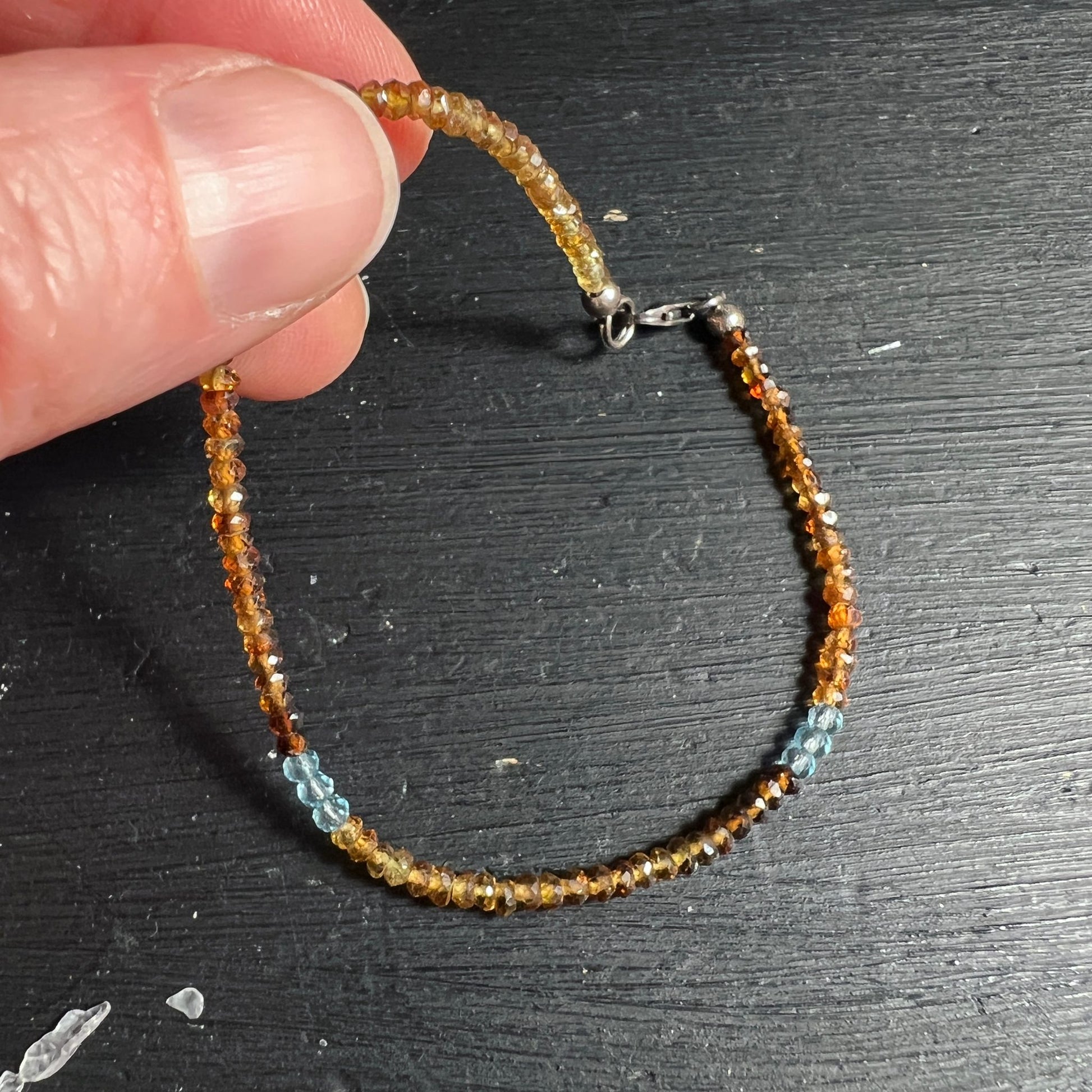 Hand hält Armband | warme Farbtöne | 3mm Steine | facettierter Schliff | Madagaskar Qualität | Happy Minerals