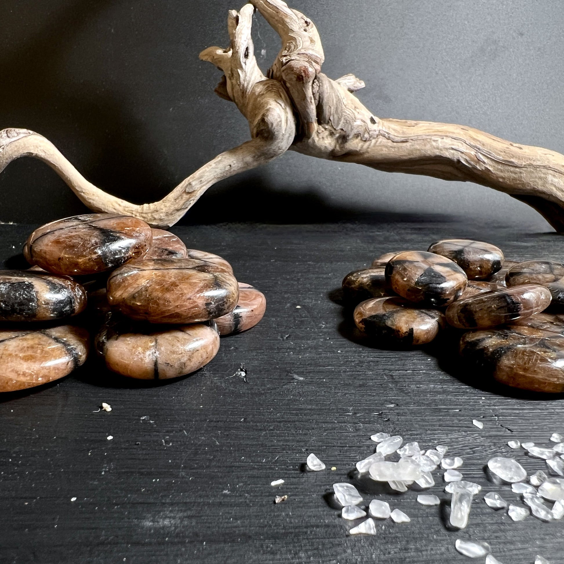Andalusit Kreuzstein – flach und glatt poliert, ideal für unterwegs | Happy Minerals