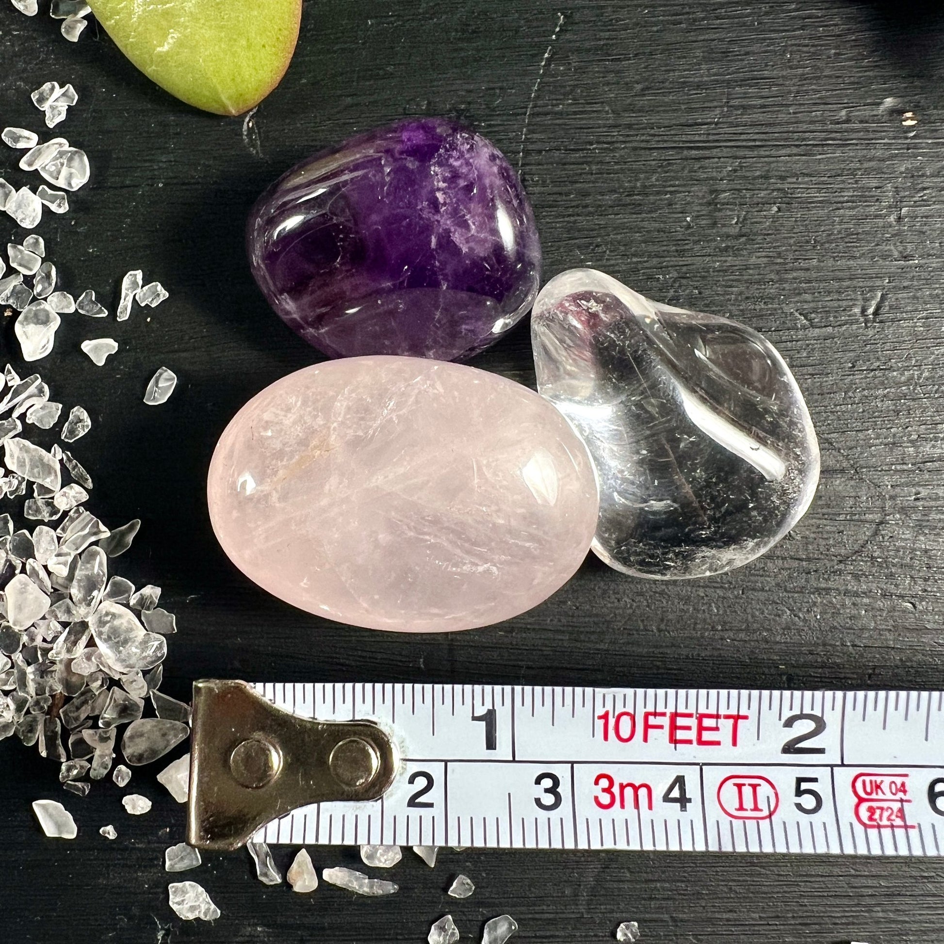 Drei Heilsteine Trommelsteine | Rosa Rosenquarz | Violett Amethyst | Klarer Bergkristall | Maßband | Happy Minerals