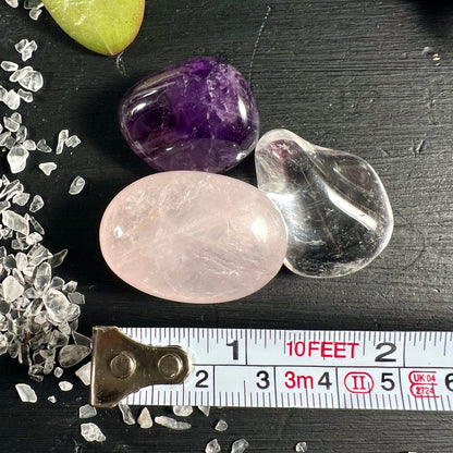 Drei Heilsteine Trommelsteine | Rosa Rosenquarz | Violett Amethyst | Klarer Bergkristall | Maßband | Happy Minerals