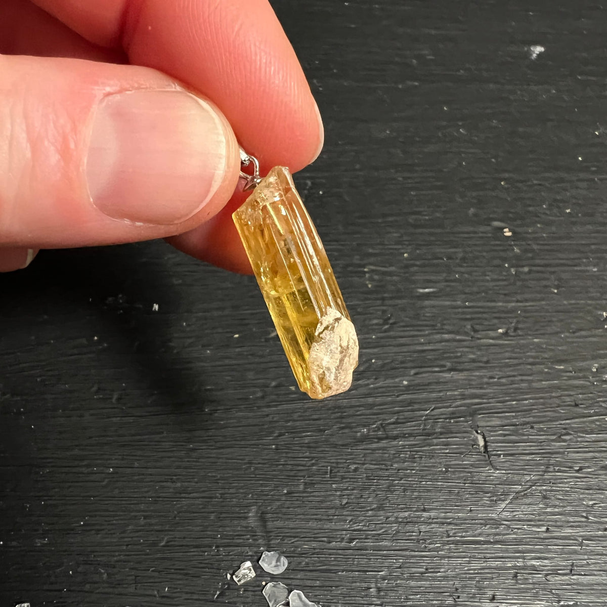 Heliodor | in der Hand gehalten | transparente Gelbtöne | Größenvergleich | Rohstein | Unikat | Happy Minerals