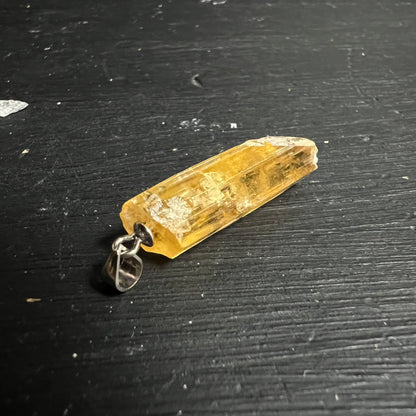 Heliodor | Rohkristall | klare Streifenstruktur | goldene Töne | 925er Silberöse | Einzelstück | Happy Minerals