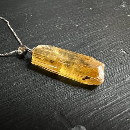 Heliodor | Rohstein | Nahaufnahme | honiggelbe Facetten | Silberöse | auf Holz | Unikat | Happy Minerals